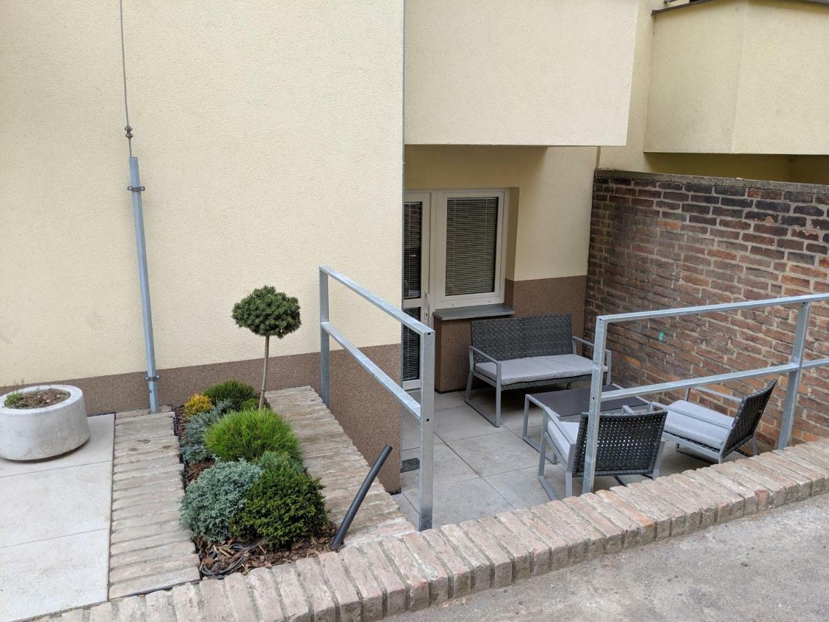 Ap 1 - Apartments 4U Brezinova "Overnight Simply" Hradec Králové Dış mekan fotoğraf