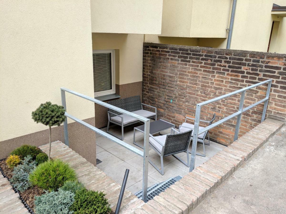 Ap 1 - Apartments 4U Brezinova "Overnight Simply" Hradec Králové Dış mekan fotoğraf